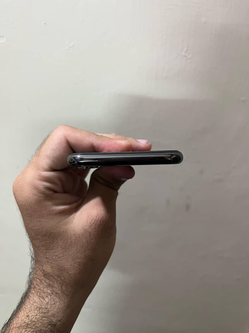 Apple iPhone X 4