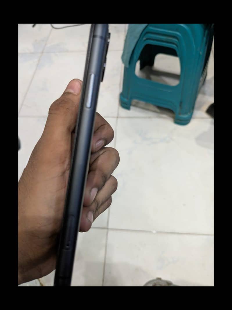 Apple iPhone 11 4