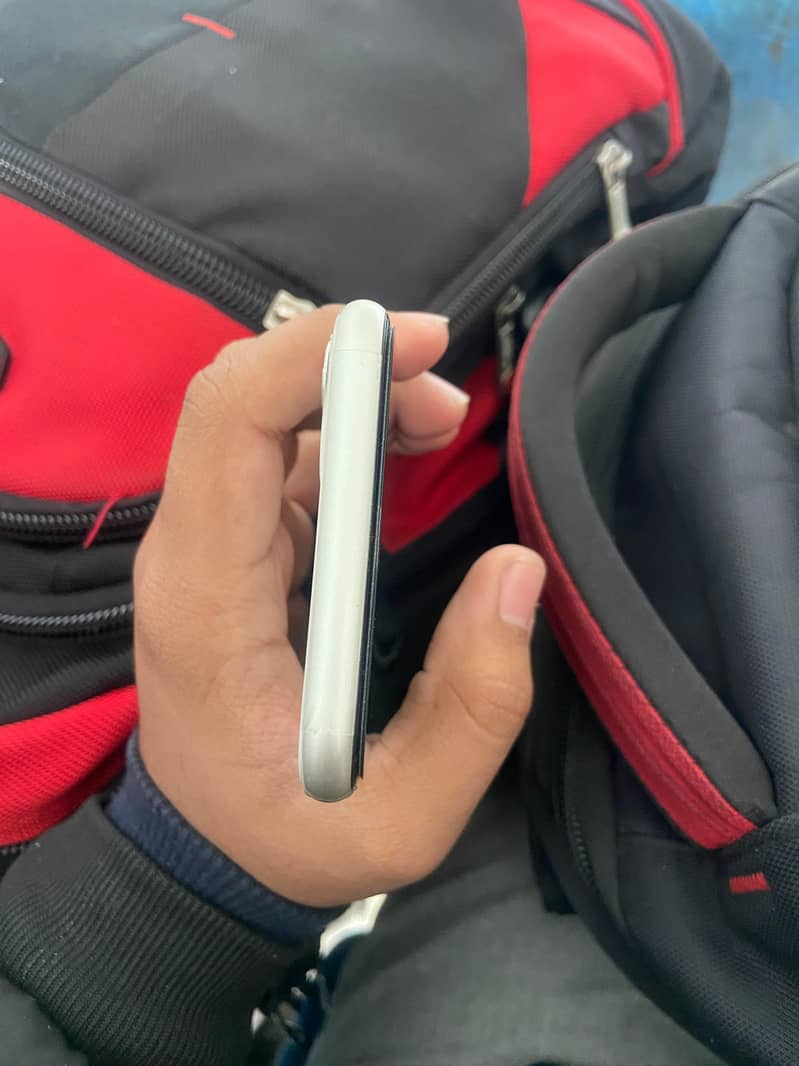 Apple iPhone 11 3