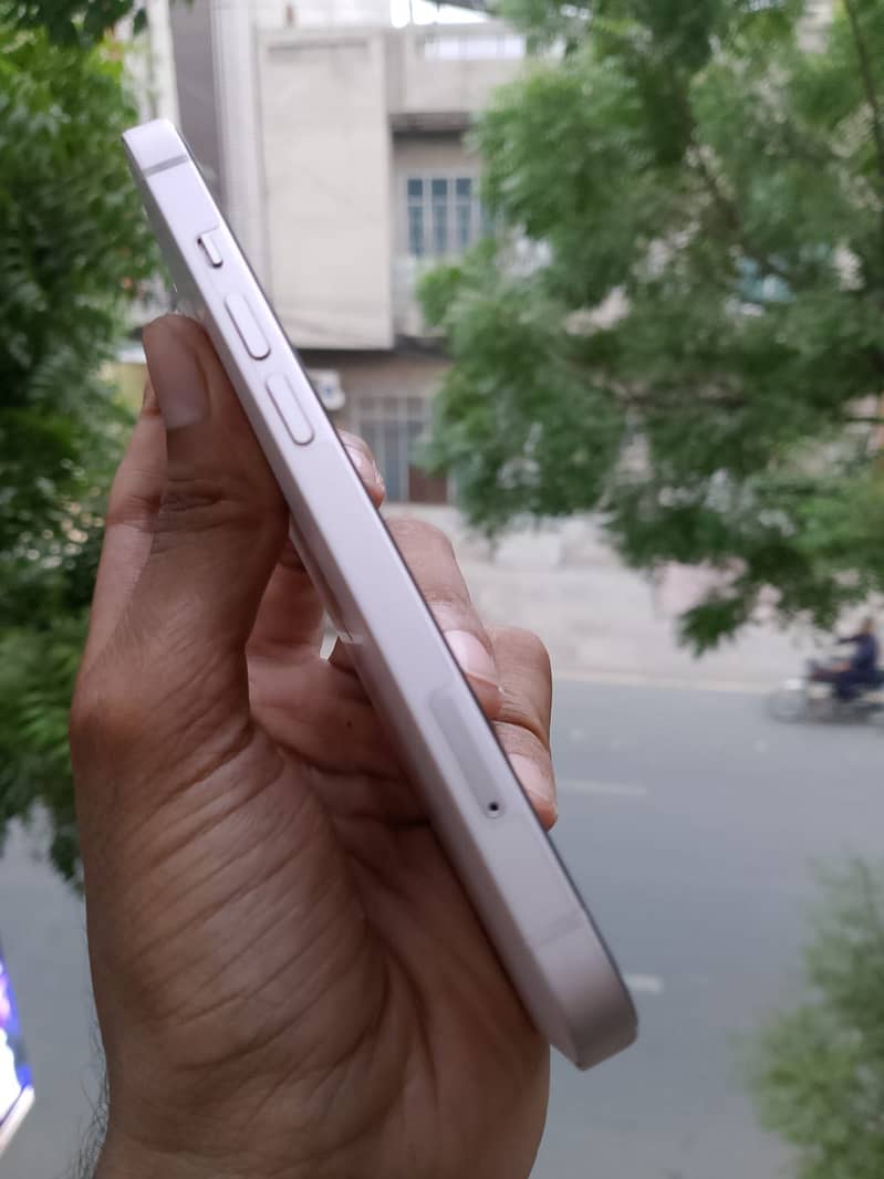 Apple iPhone 13 5