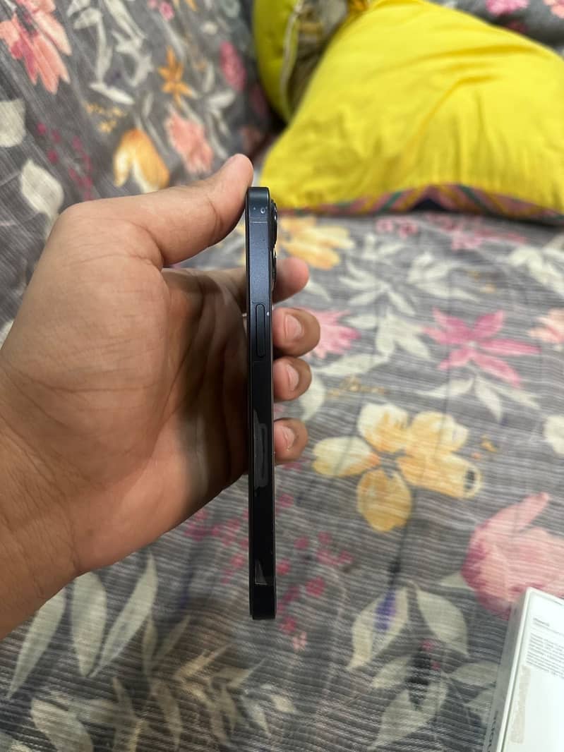 Apple iPhone 13 2