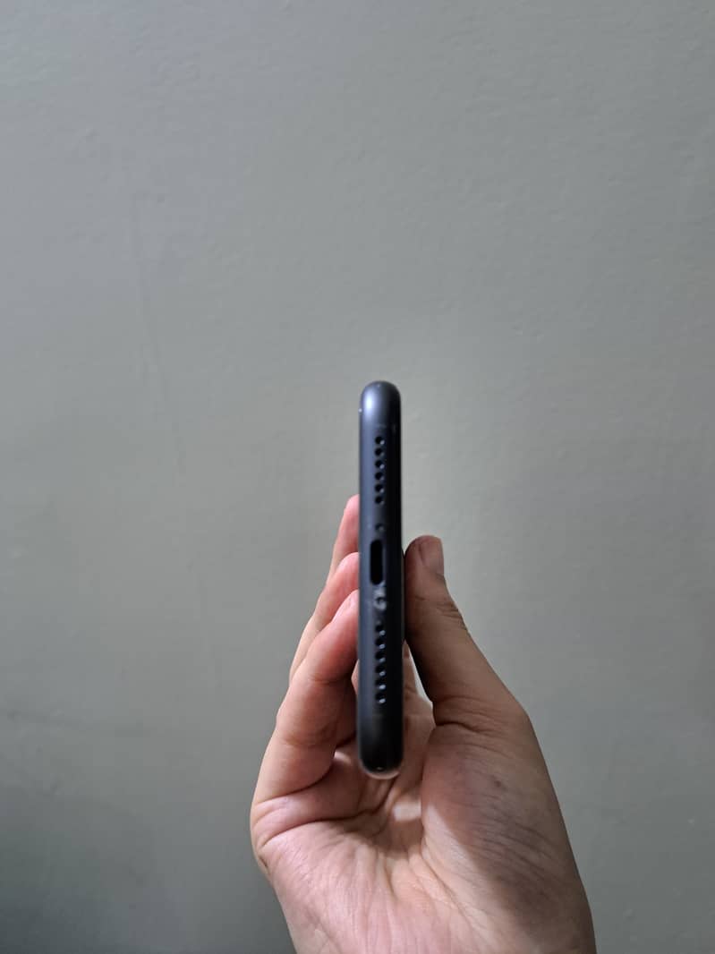 Apple iPhone 11 4