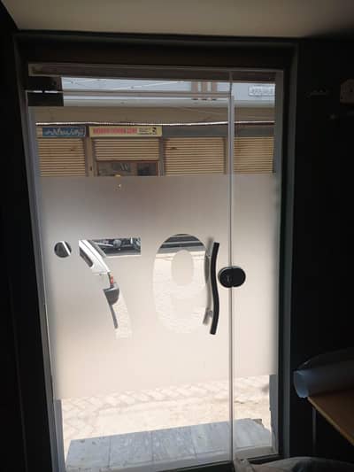 8mm glass door 7x4 with handle & hardwear excellent  condition