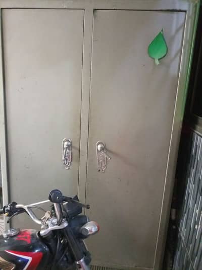 metal almari