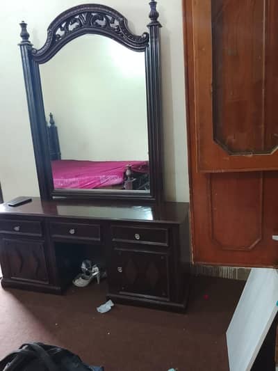 chinyoti dressing table very good condition urgent sale