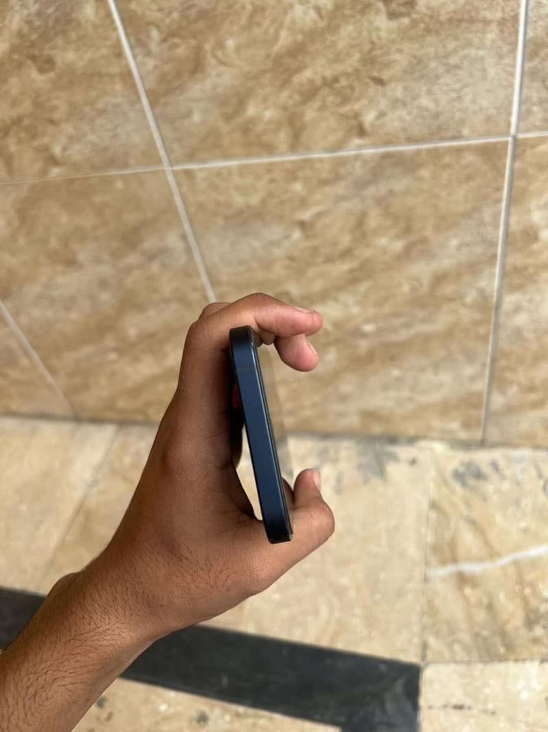 iPhone 12 4