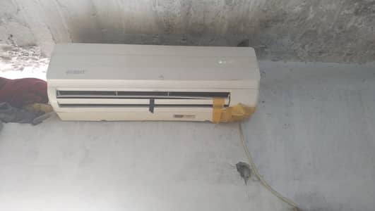 1 Ton Orient AC Non inverter AC for sale just Gas Refill pending