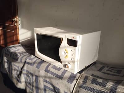 MICROWAVE (LG) Used but in perfect condition