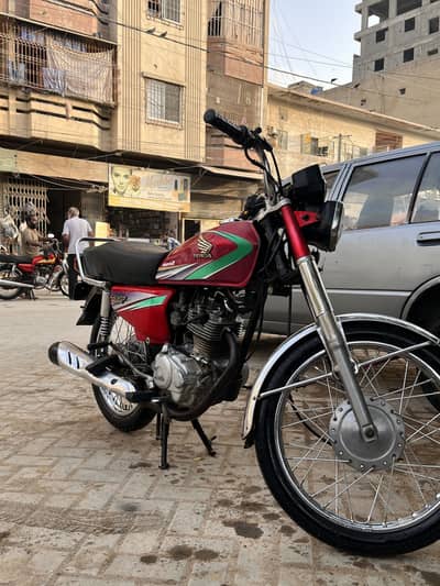 125 urgent sale kerni bike saf condition mien hai