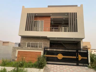 Specious 8 marla dauble unit house for sale