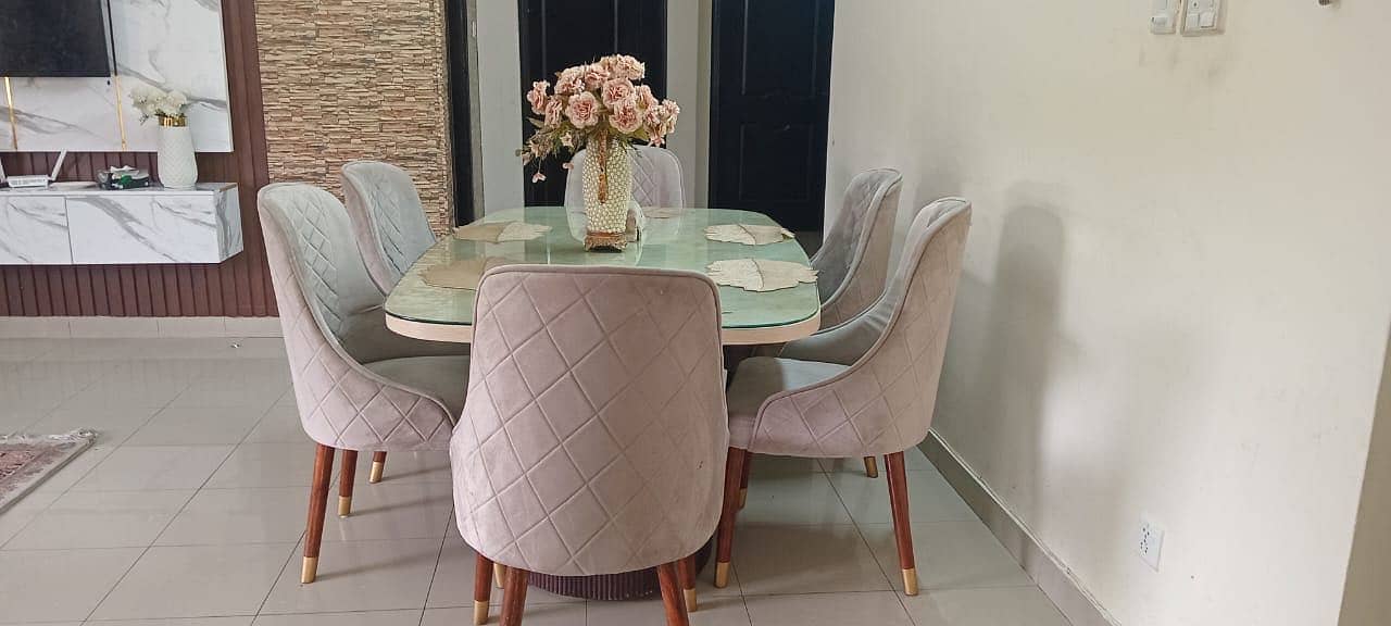 Dining table 0