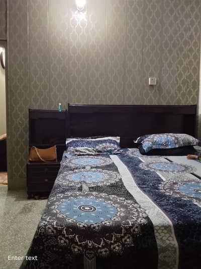 bed 1side tables with master molty matress