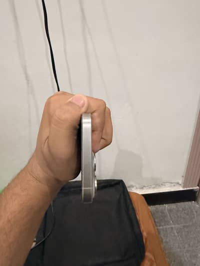 Apple iPhone 15 Pro Max contact