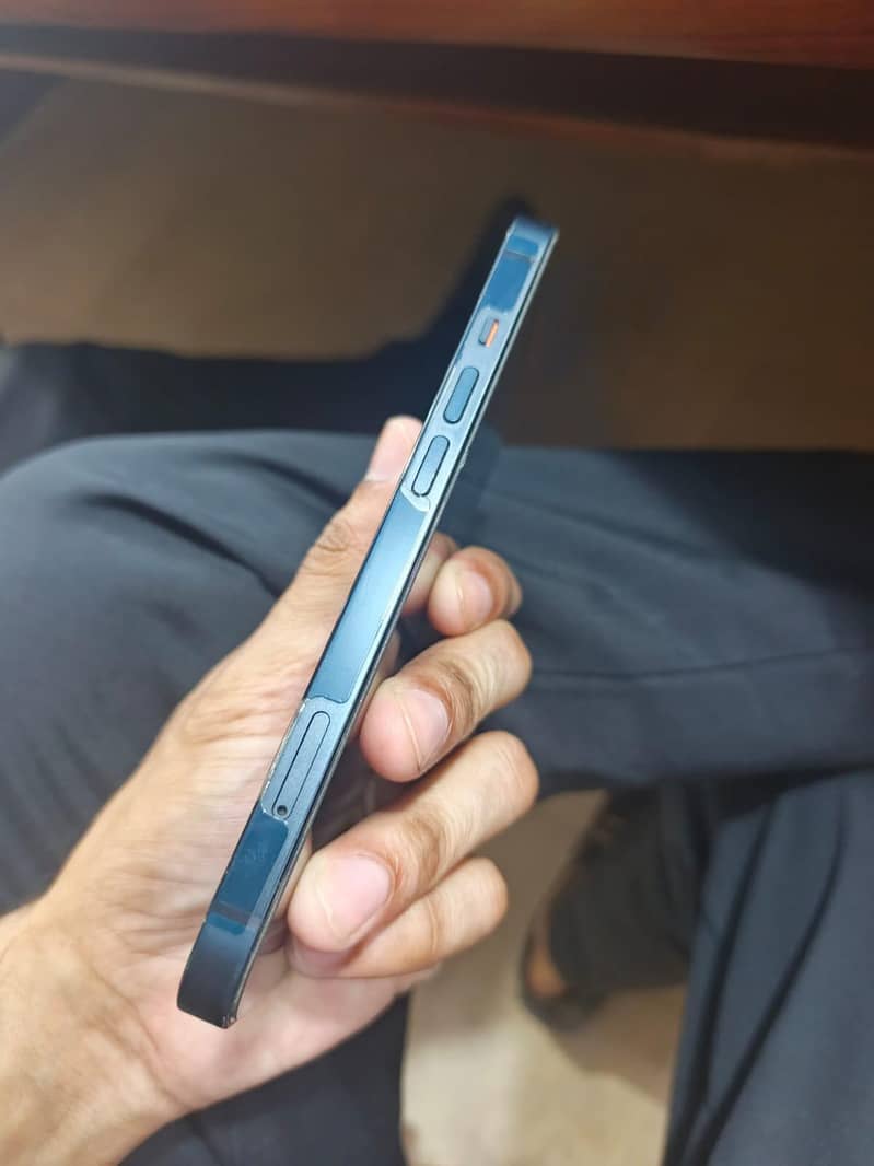iPhone 13 4