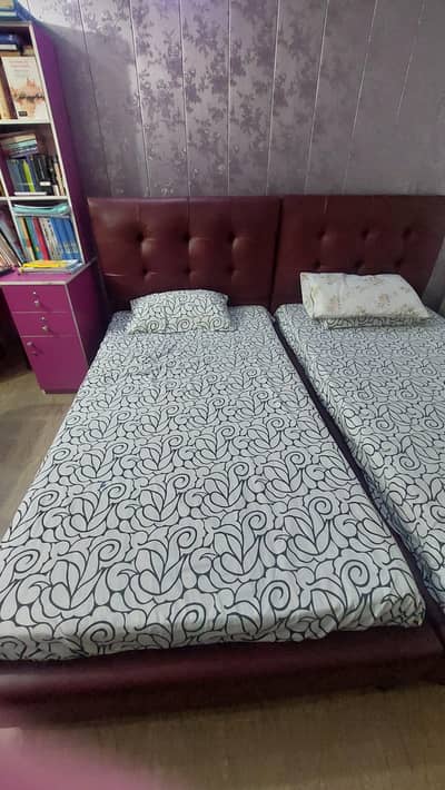 2 single beds with one sidetable with mattress