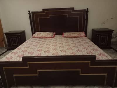 King size bed set with side tables and dressing table in Excellent