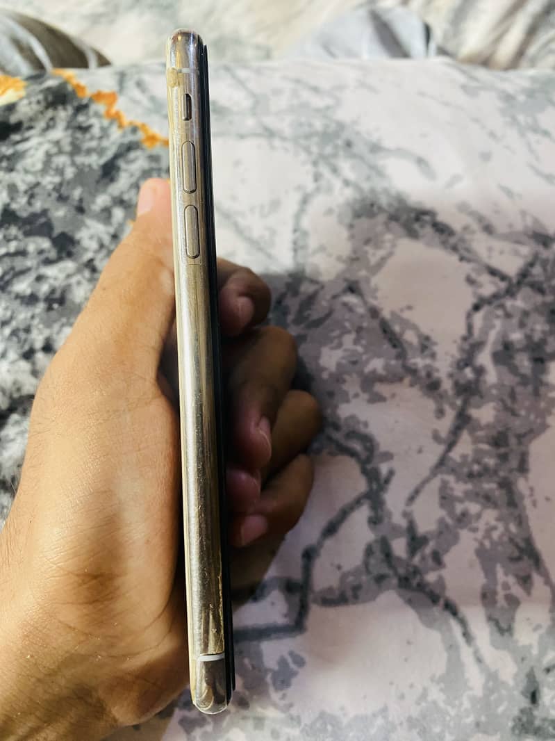 Apple iPhone X 4