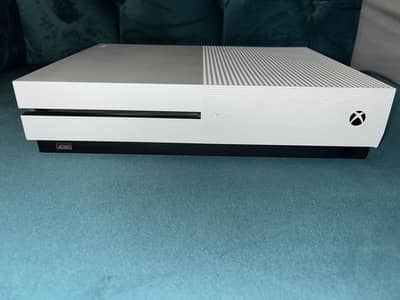 Xbox one S with GTA 5 installed