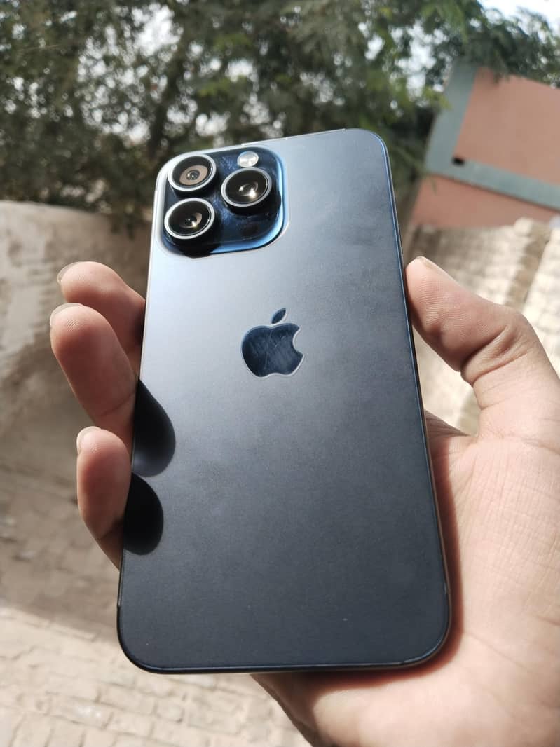 Apple iPhone 15 Pro Max 4