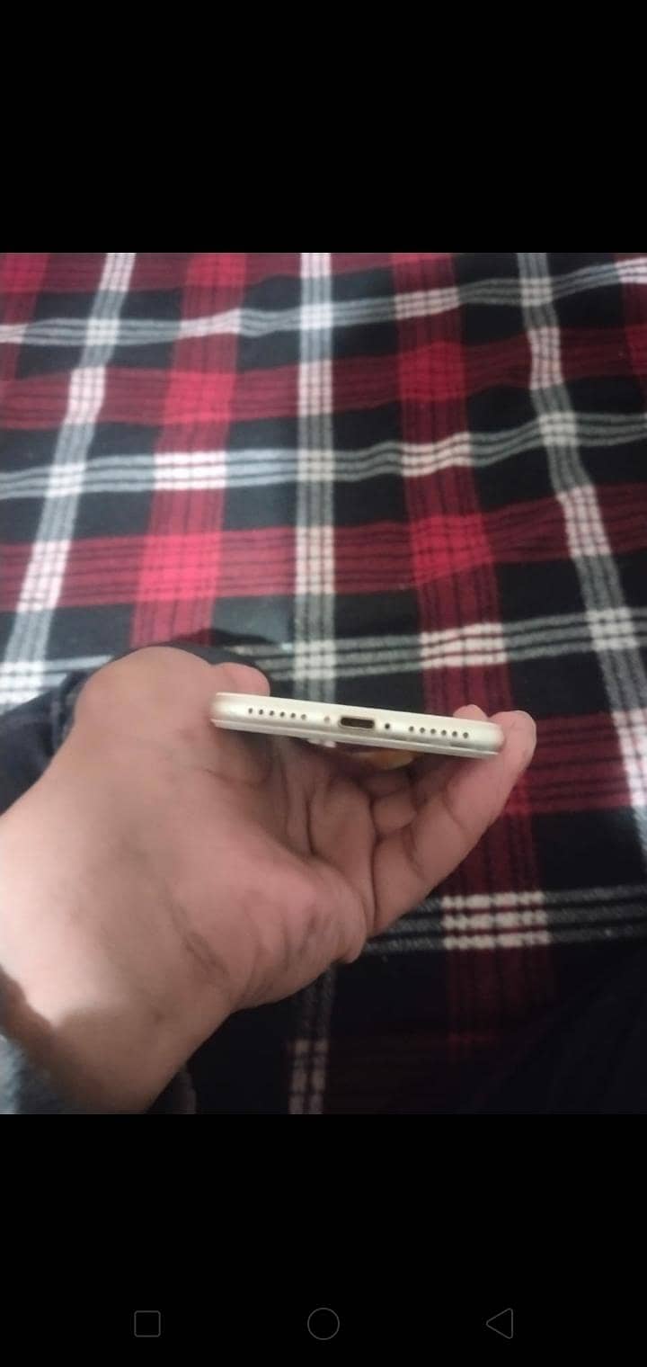 Apple iPhone 7 3