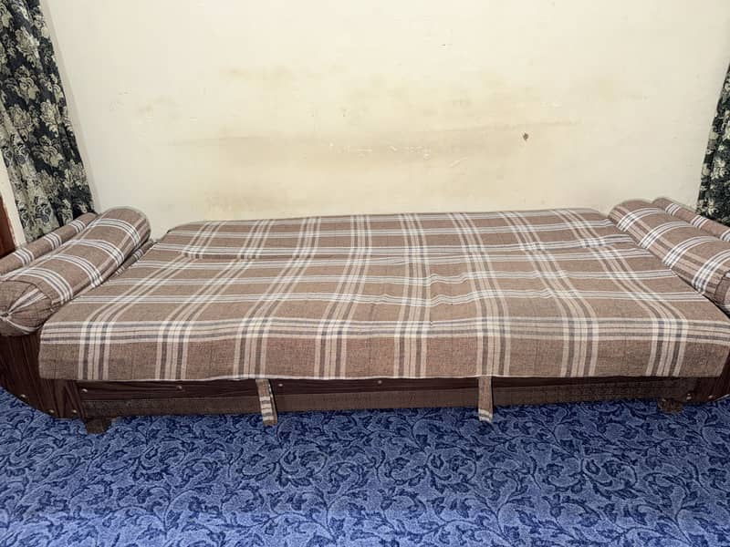 Sofa Cumbed slightly damaged from side 4