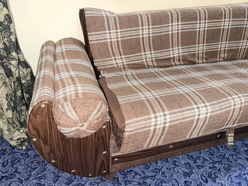 Sofa Cumbed slightly damaged from side 8