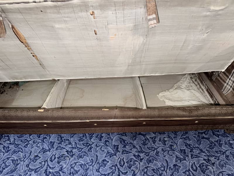 Sofa Cumbed slightly damaged from side 9