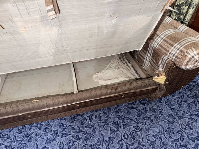 Sofa Cumbed slightly damaged from side 10
