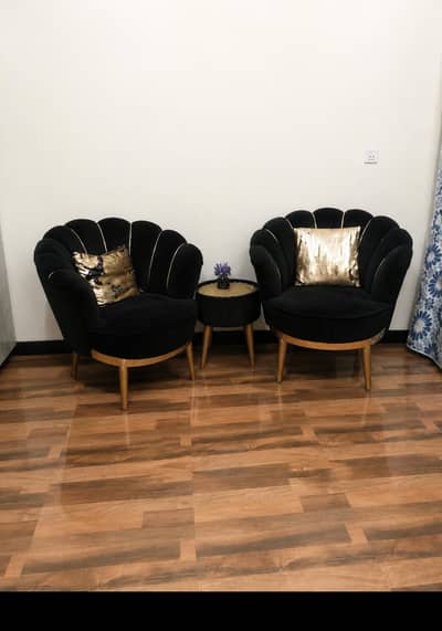 BLACk is goldan chair like new candshan arjnt sale