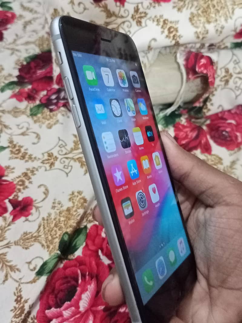 Iphone 6 plus 10/10 condition 4