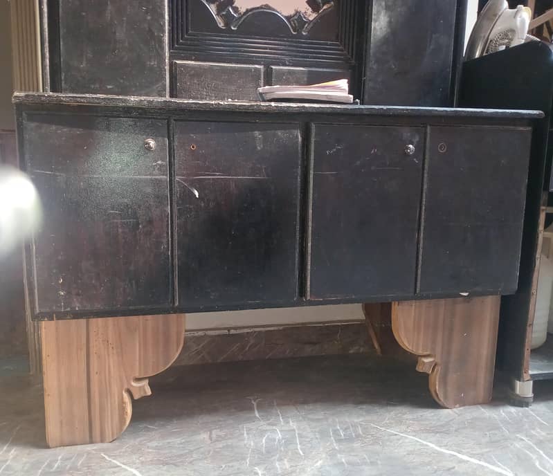 a dressing table with condition 8/10 2