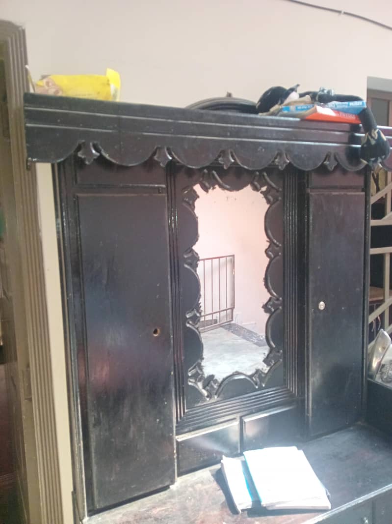 a dressing table with condition 8/10 3