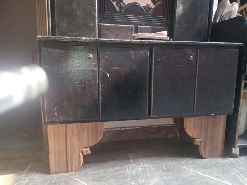 a dressing table with condition 8/10 4