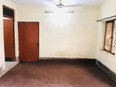 Accomodation Room/Flat/Studio Flat For rent at Westwood thokar Lahore
