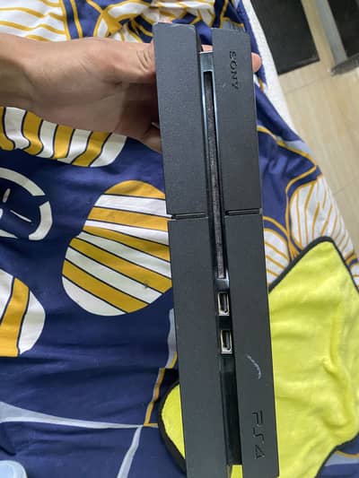 I’m selling Sony ps4 with controller