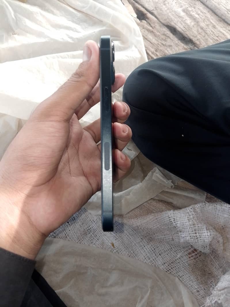 Apple iPhone 13 2