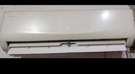 SPLIT AC GREE 1 TON SALE IN GOOD CONDITION WITH ORIGINAL REMOTE