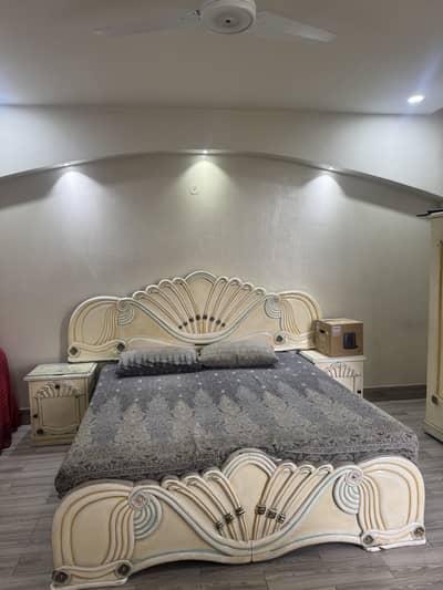 Bedroom Set for Sale – Sturdy & Well Maintained