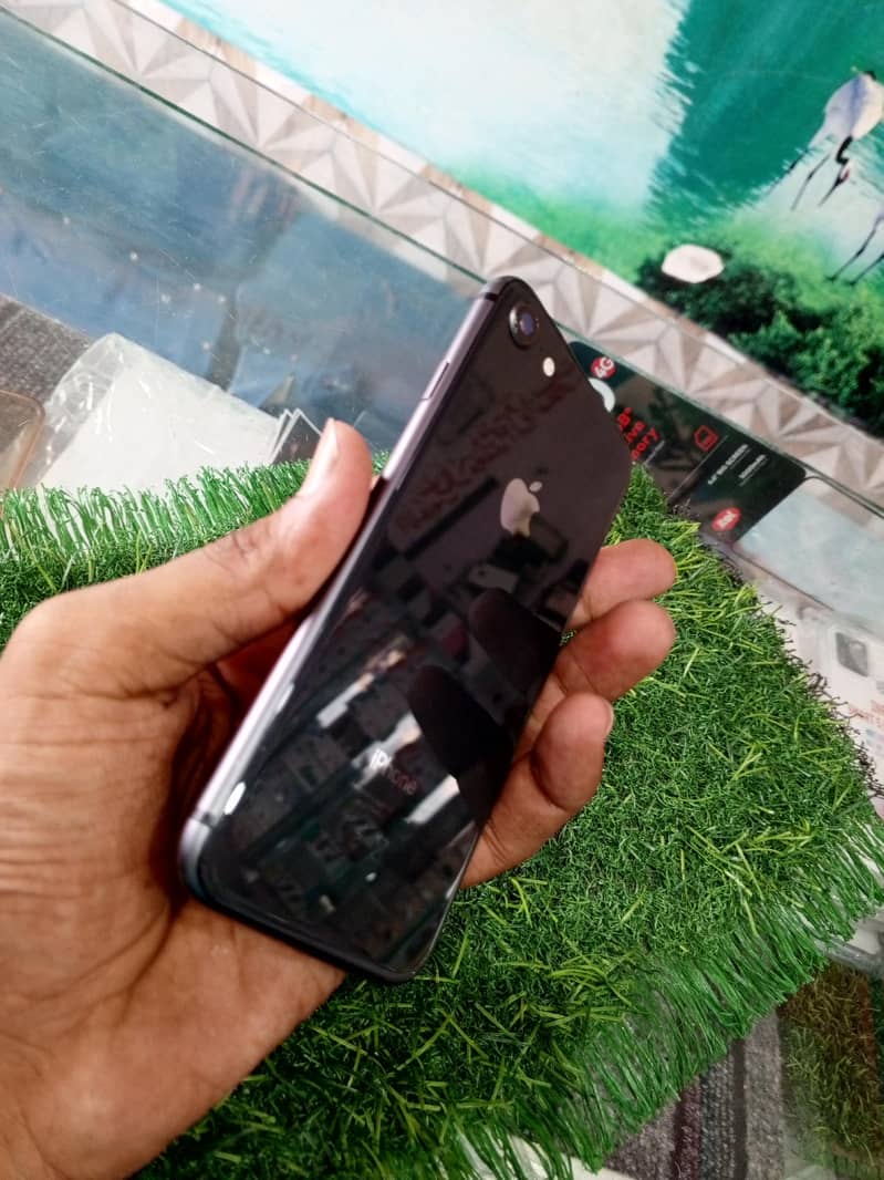 Apple iPhone 8 1