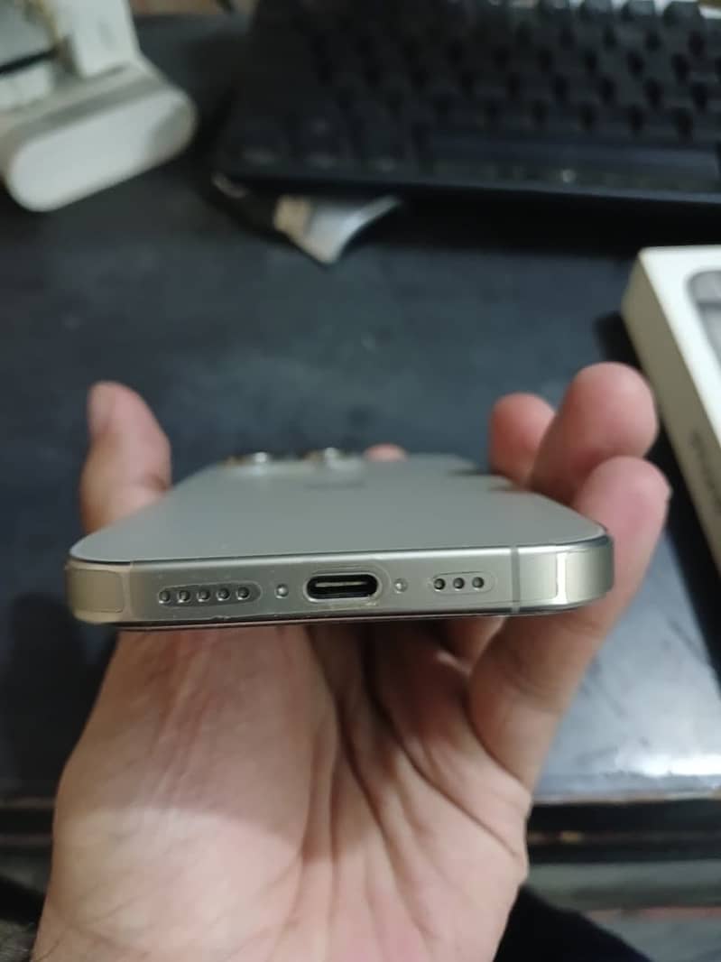 Apple iPhone 16 Pro 3
