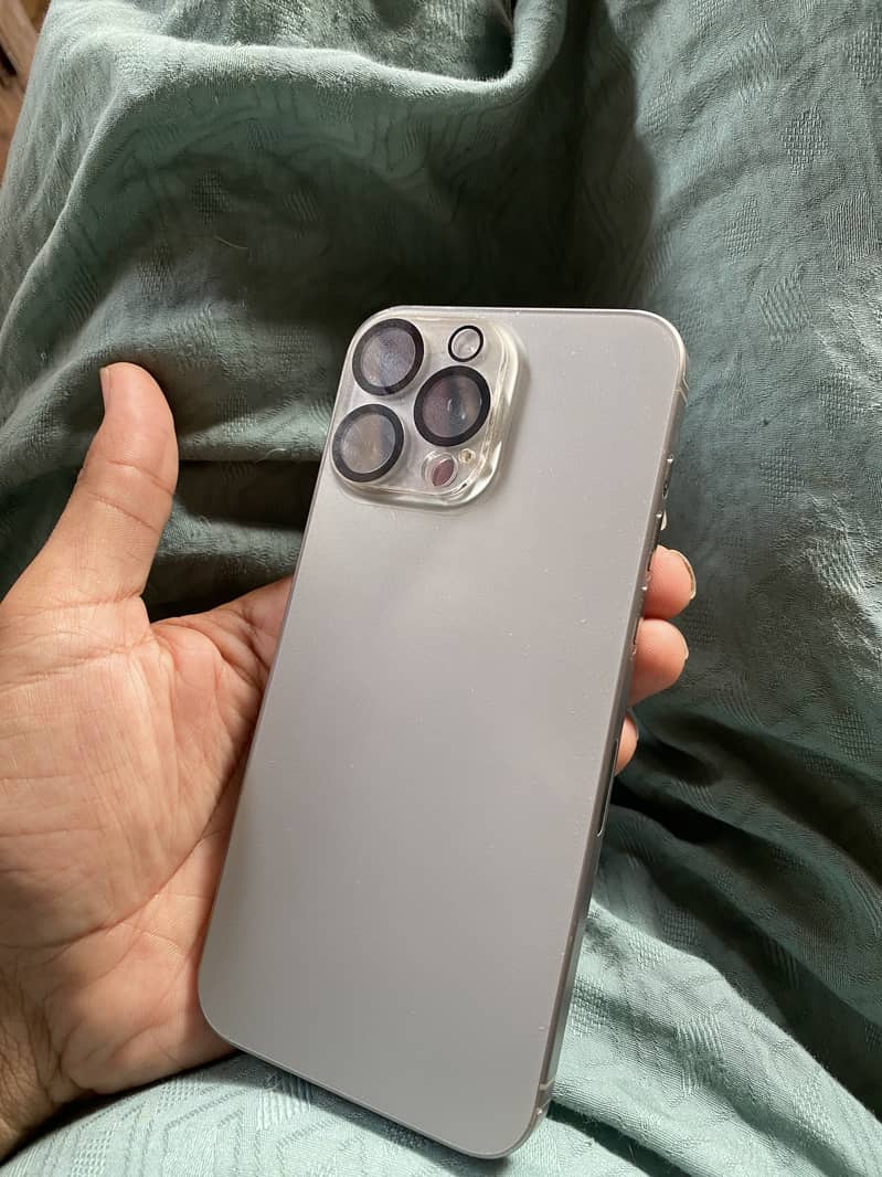 Apple iPhone 15 Pro Max 3