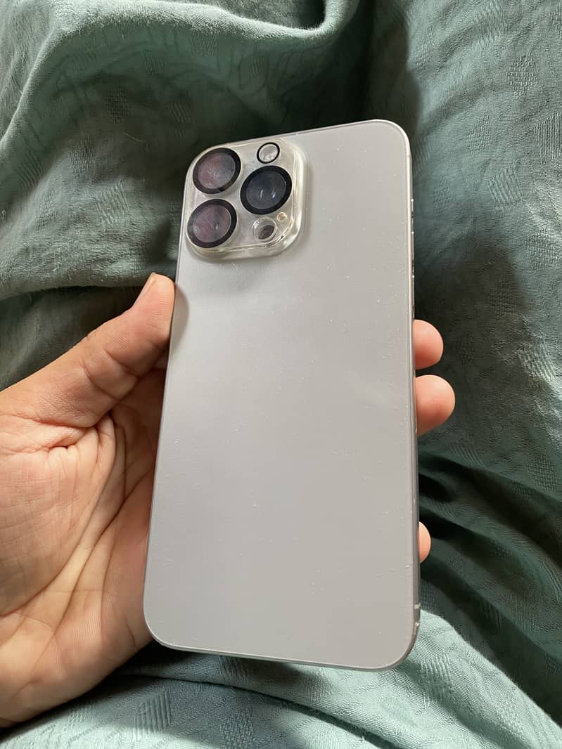 Apple iPhone 15 Pro Max 4