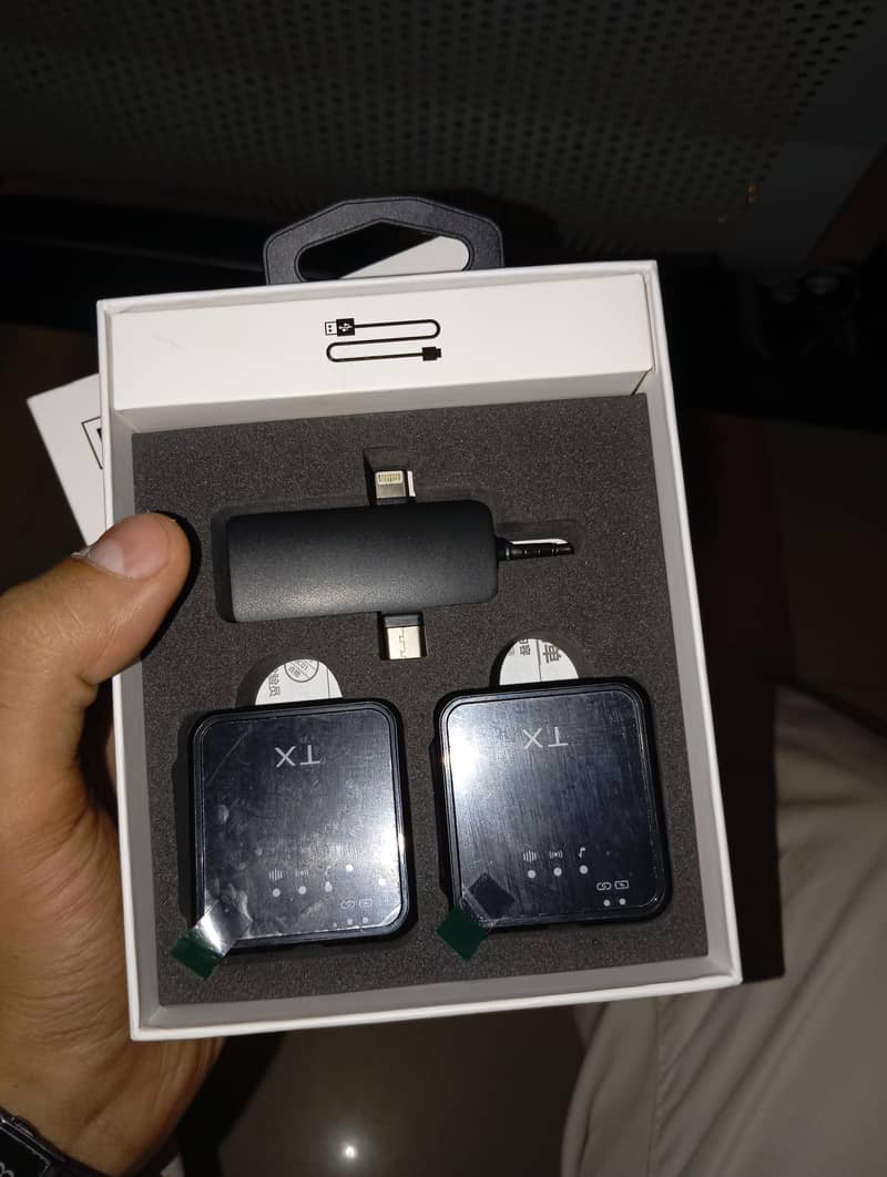 F11-2 wireless Microphone 1