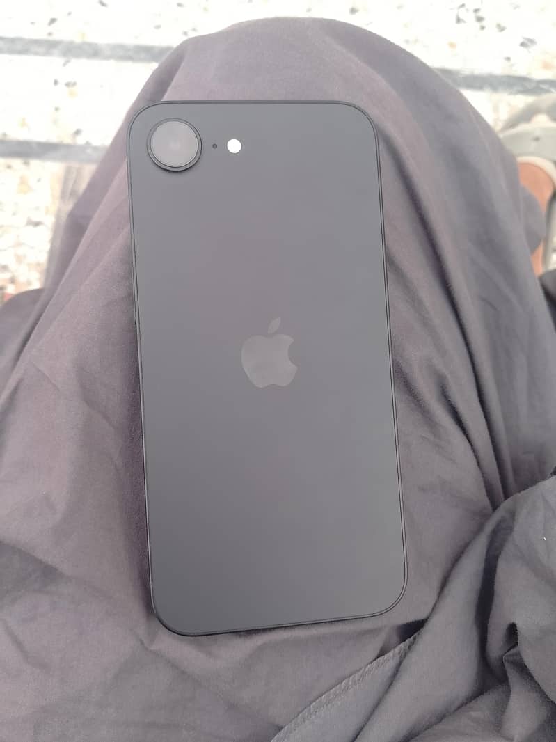 Apple iPhone 16e 0