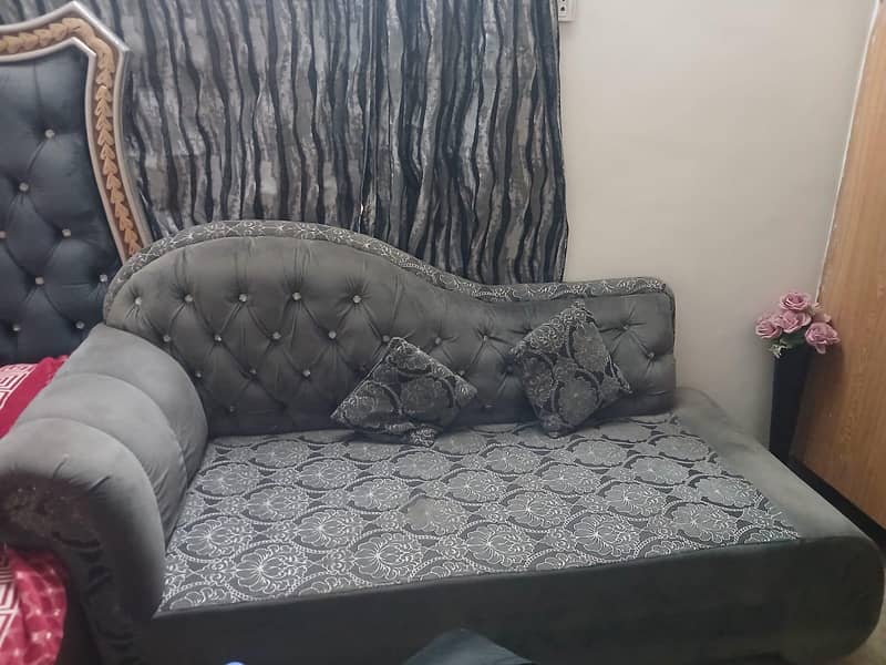 bed, dressing table and sofa 4