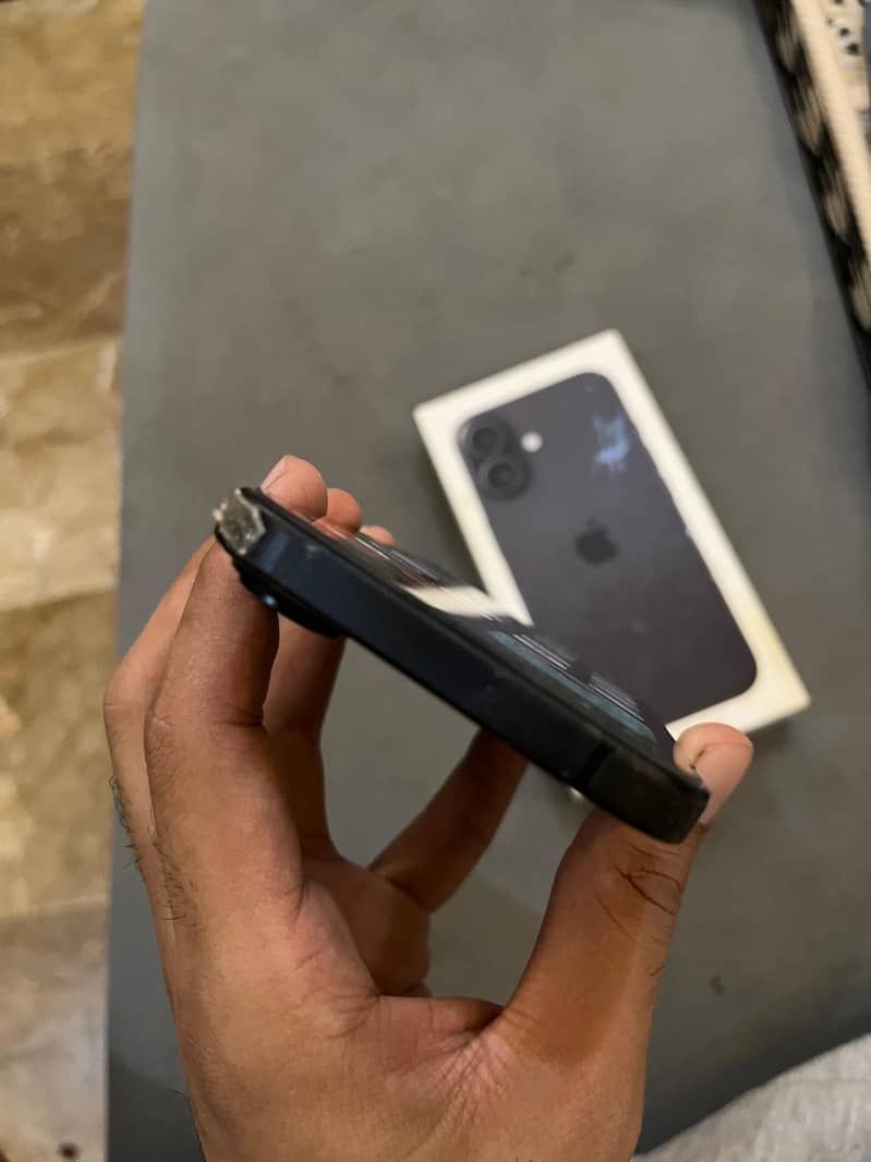 Apple iPhone 16 4