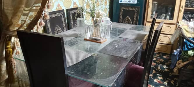 6 seater dining table in glasstable contact no 03214772498