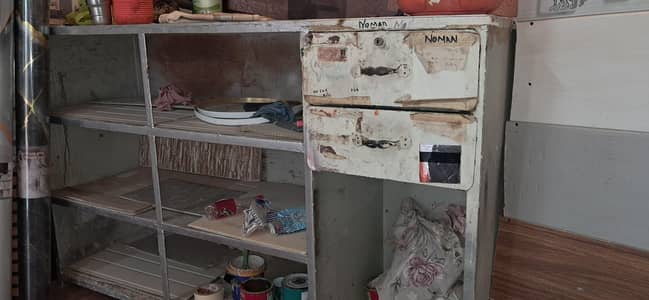 loha ka counter hai shop k front ka