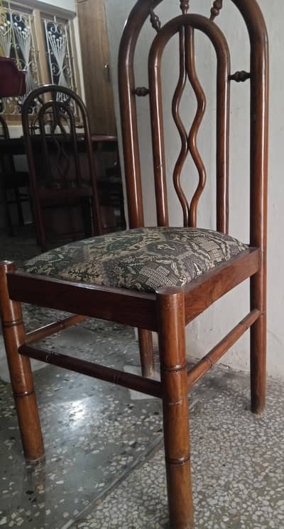 To sell Dining table with chairs