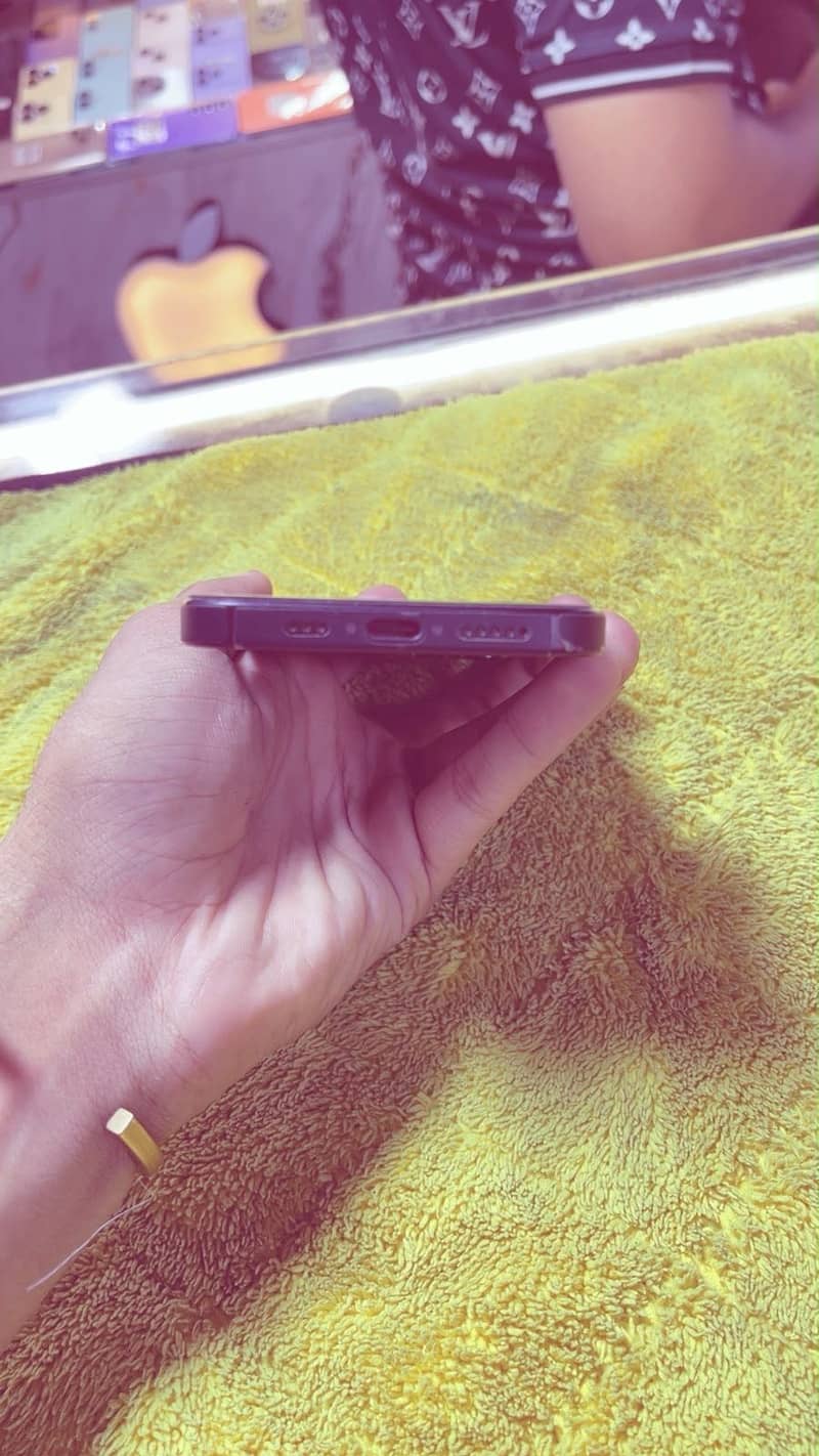 Apple iPhone 15 4